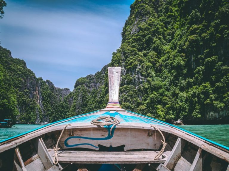 long-tail-boat-entering-phi-lay-lagoon-koh-phi-phi-thailand