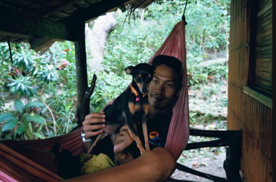 thai-guy-with-a-small-dog-in-hammock-koh-yao-noi-sabai-corner-bungalow-thailand