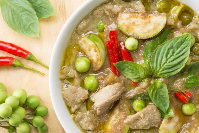 10-interesting-facts-about-thai-food-and-eating-in-koh-phi-phi-thailand-green-curry