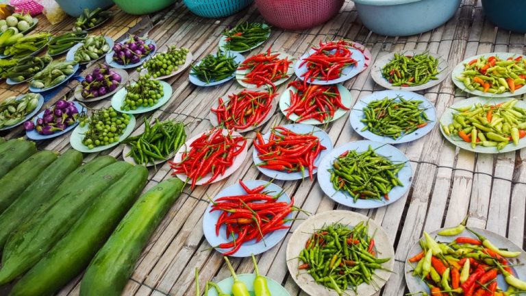 10-facts-about-thai-food-and-eating-in-thailand-chilli-peppers-on-plates
