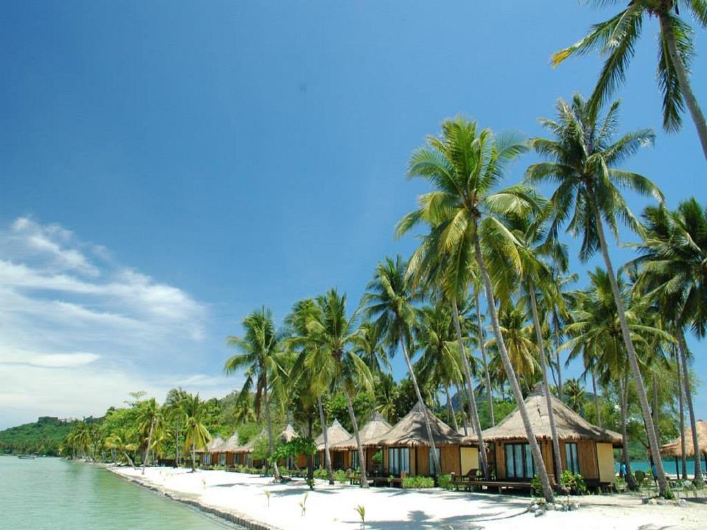 sivalai-beach-resort-view-from-the-ocean-palm-trees-and-bungalows-on-the-beach-in-koh-mook-thailand