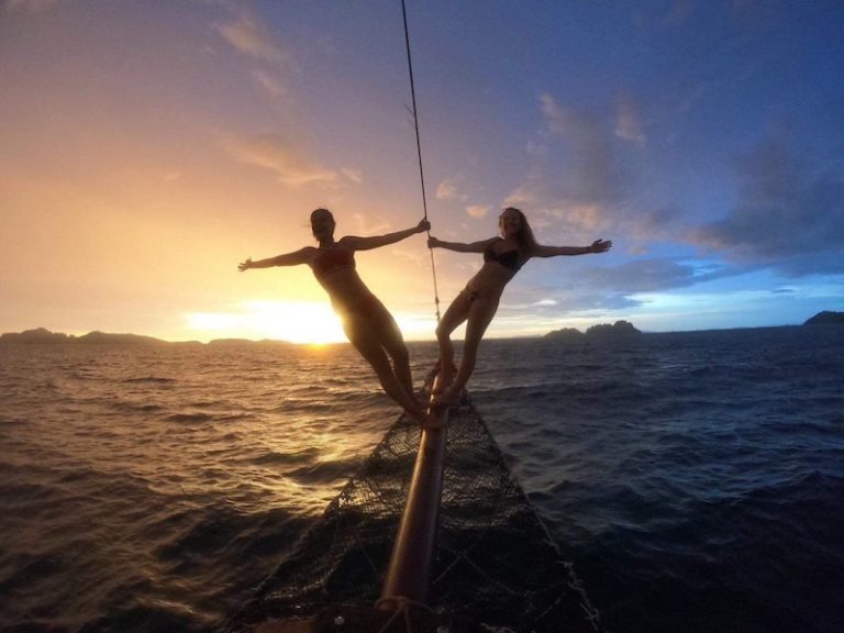 pirate-boat-koh-phi-phi-couple-sunset
