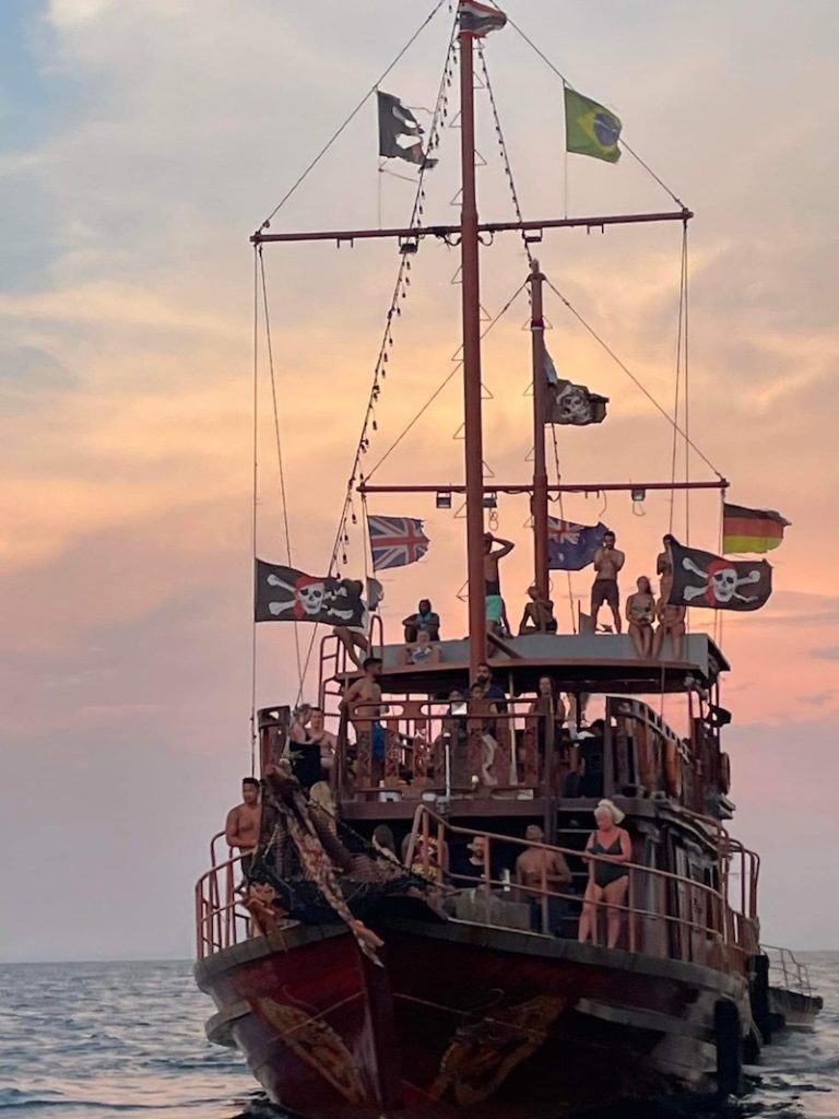 pirate-boat-koh-phi-phi-sunset