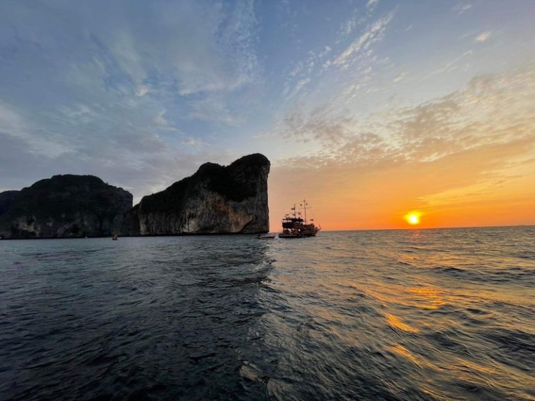 pirate-boat-koh-phi-phi-sunset-time