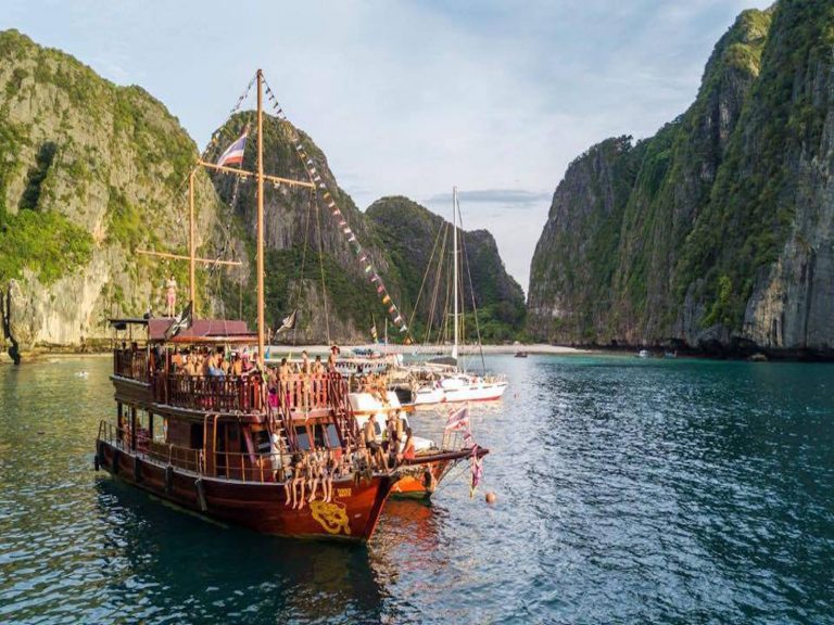 pirate-boat-trip-koh-phi-phi-thailand-boat