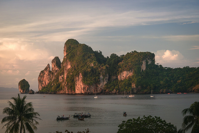 sunset-view-of-phi-phi-island-pal-tree-and-a-mountain