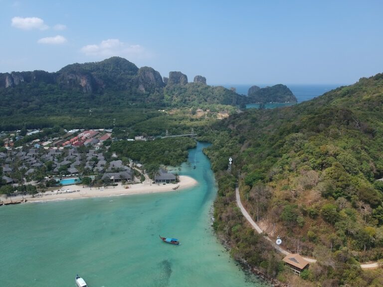 koh-phi-phi-visa-travel-beach- boat-magrove