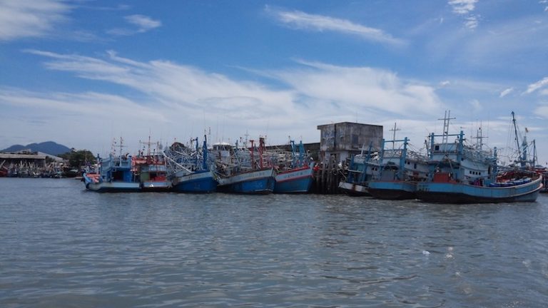 koh-samed-port-thailand-ships