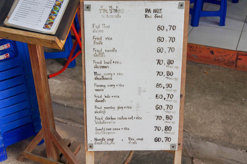 Rodinná restaurace Pa Noi v místním trhu na Phi Phi