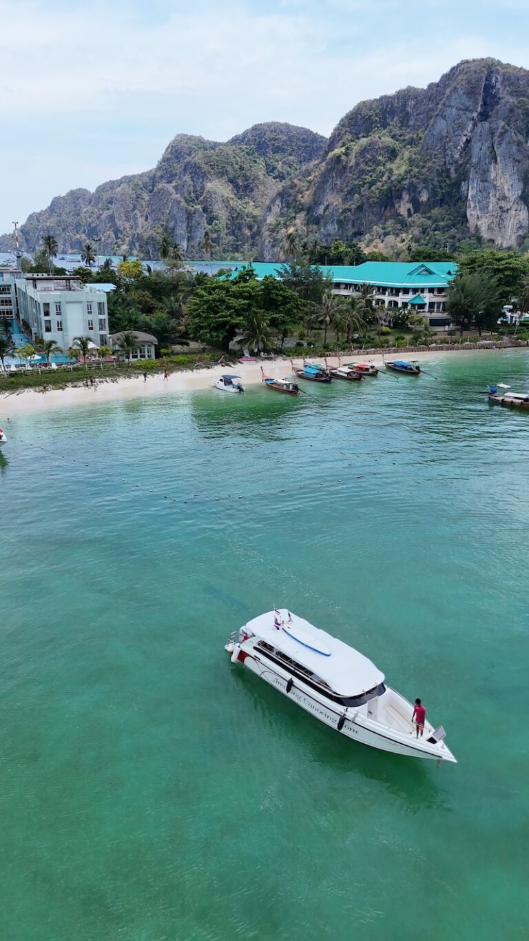 private-speedboat-trip-from-phuket-to-koh-phiphi