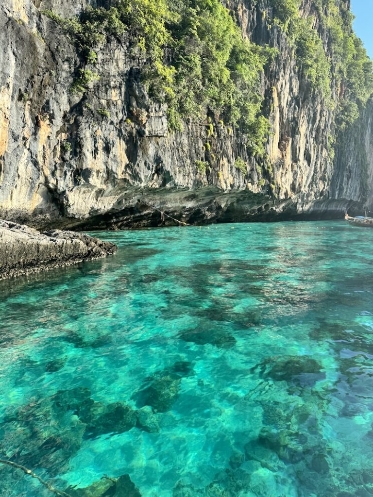 early-bird-koh-phi-phi-avoid-the-crowds-lohsamah-bay