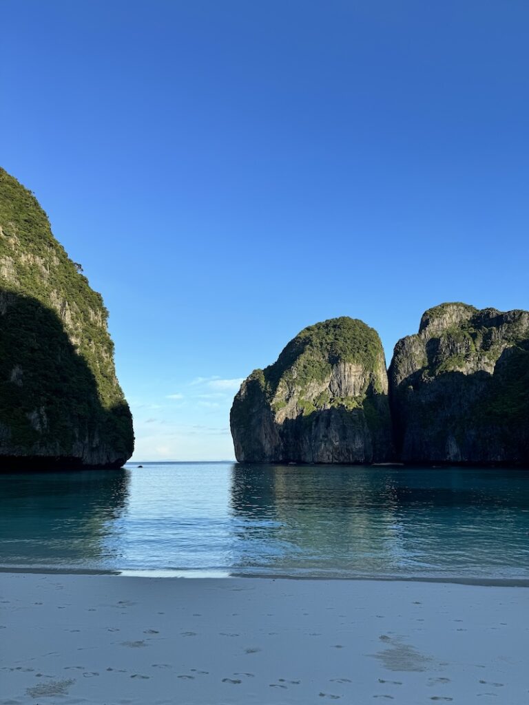 early-bird-koh-phi-phi-avoid-the-crowds-maya-beach