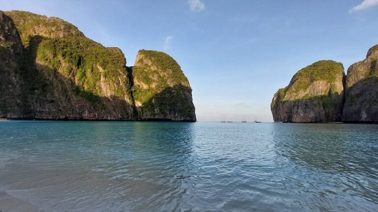 early-bird-koh-phi-phi-avoid-the-crowds-sunrise