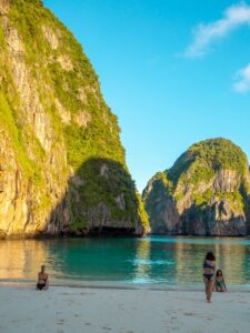 early-bird-koh-phi-phi-avoid-the-crowds-monkey-beach