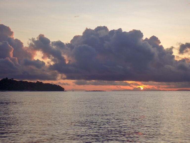 early-bird-koh-phi-phi-sunrise-clouds